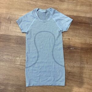 size 0 lululemon black+white/grey swiftly. never worn and nwot. no flaws/stains!